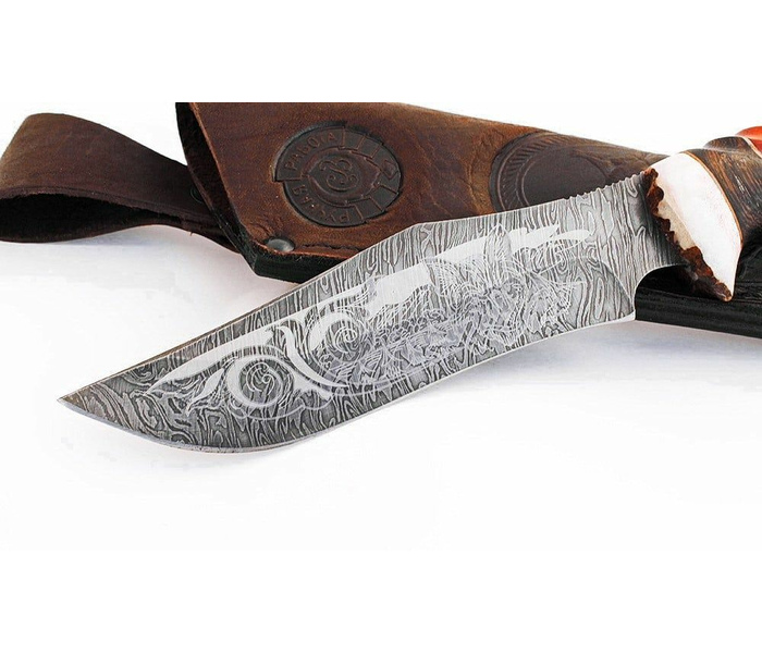 Нож ручной работы Косуля из стали дамаск, рисованный серебром,резная рукоять падук-венге