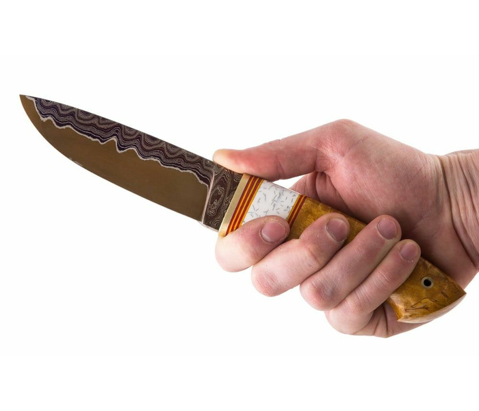 нож ручной работы Сайга: сталь Ламинированная, рукоять стабил. карельская береза, акрил, ножны кар. береза, акрил