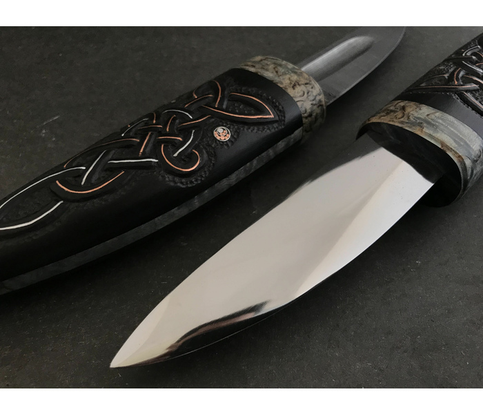Якутский нож ручной работы 'Клык средний' с двумя лезвиями из стали кованой 110Х18, дамаск рукоять черный граб, ножны черный граб, инкрустация